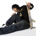 Lee Jun Ki Bergaya dengan Skateboard