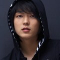 Pose Lee Jun Ki di Depan Kamera