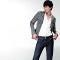Jo In Sung dengan Model Celana Jeans Levis Baru