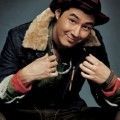 Jo In Sung Tampak Santai dengan Jaket dan Topi