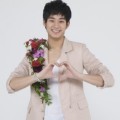 Kim Soo Hyun Terlihat Kalem dengan Jas Merah Muda