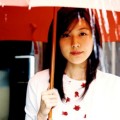 Kim Ha Neul Berpose dalam Hujan
