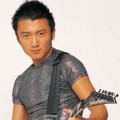 Nicholas Tse Memainkan Gitar