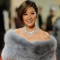 Michelle Yeoh Terlihat Elegan dengan Gaun Bulu Abu-Abu