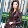 Michelle Yeoh Tampil Menarik dengan Terusan Coklat