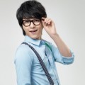 Song Joong Ki Tampil Cupu dengan Kaca Matanya