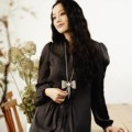 Kim Hee Sun Tampil Menarik dengan Rambut Ikal