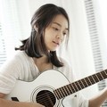 Shin Min A Beraksi dengan Memainkan Gitar