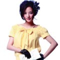 Vicki Zhao Tampil Modis dengan Warna Cerah