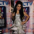 Syahrini Saat Mengisi Acara Grand Final Boy & Girl Band Indonesia Result Show