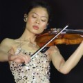 Vanessa-Mae Saat Beraksi dengan Biolanya