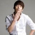 Jang Hyuk Tampil Menarik dengan Kemeja Putih