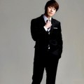 Jang Hyuk Tampak Cakep dengan Setelan Jas Hitam