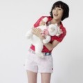 Sunye Berpose Lucu dengan Boneka