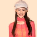Isabella Leong Cantik dengan Topi Rajut