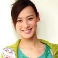 Isabella Leong Tampil Santai dengan Jaket Rajut