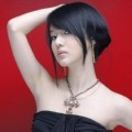 Lee Jung Hyun Bergaya Seksi dengan Gaun Hitam