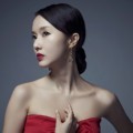 Lee Jung Hyun Tampil Elegant dengan Gaun Merah