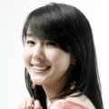 Lee Jung Hyun Terlihat Kalem dengan Baju Warna Peach