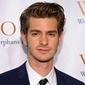 Andrew Garfield Berpose di Red Carpet