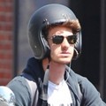 Andrew Garfield Terlihat Menjajal Skuternya