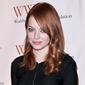 Emma Stone Berpose di Red Carpet