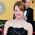 Emma Stone Bergaya di Red Carpet 18th Annual Screen Actors Guild Awards