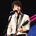Nick Jonas Saat Beraksi di Atas Panggung