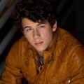 Nick Jonas Tampak Cool dengan Jaket Coklat