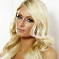 Paris Hilton Tampak Cantik dengan Rambut Curly Blonde