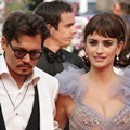Johnny Depp Bersama Penelope Cruz di Red Carpet Cannes Film Festival ke 64