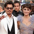 Johnny Depp Bersama Penelope Cruz di Red Carpet Cannes Film Festival ke 64