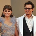 Johnny Depp Bersama Penelope Cruz di Red Carpet Cannes Film Festival ke 64
