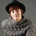 Kim Joon Tampak Kalem dengan Sweaternya