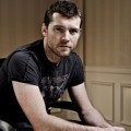 Sam Worthington Terlihat Maskulin