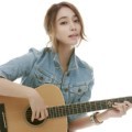 Lee Min Jung Sedang Asik Bermain Gitar