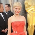 Michelle Williams dengan gaun Louis Vuitton di Red Carpet Oscar 2012