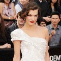 Milla Jovovich dengan gaun Elie Saab di Red Carpet Oscar 2012