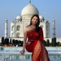 Aishwarya Rai Tampil dengan Baju Tradisional India