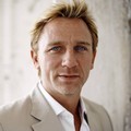Daniel Craig Tampil Cool di Depan Kamera