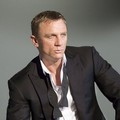 Daniel Craig Berpose untuk Promo Karakter James Bond
