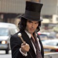 Russell Brand Bermain Sebagai Arthur Bach