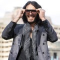Russell Brand Bergaya dengan Kaca Mata Hitamnya
