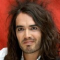 Russell Brand dengan Ciri Khas Rambutnya