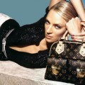 Uma Thurman Menjadi Model Fashion Louis Vuitton