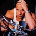 Vin Diesel Bergaya di Atas Motornya
