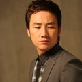 Uhm Tae Woong Tampak Cool di Depan Kamera