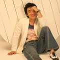 Uhm Tae Woong Tampil Casual di Depan Kamera