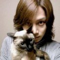 Kim Heechul Berpose dengan Seekor Kucing