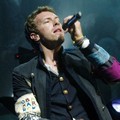 Aksi Sang Vokalis Coldplay, Chris Martin di Atas Panggung